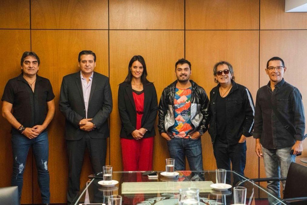 Los Nocheros presentaron la gira Tour Europa 2022 en la Casa de Salta, junto a Ricardo Sosa y Manuela Arancibia, de Inprotur.&nbsp;