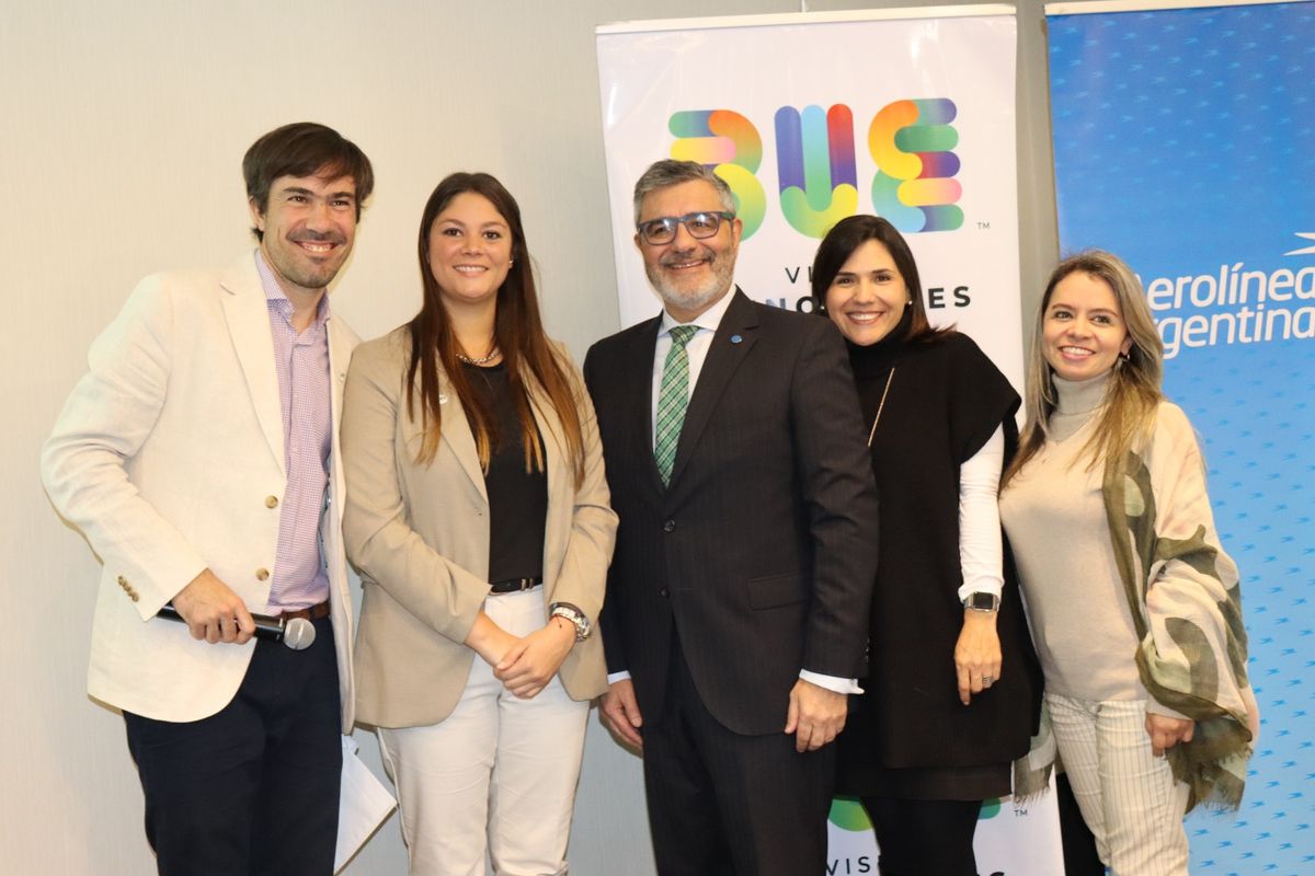 George Hill, gerente de Mercados de Visit Buenos Aires; Josefina Luque, coordinadora de Promoción y Mercados Turísticos de Visit Buenos Aires; Roberto Brizuela, vicepresidente de la Filial Buenos Aires de la AHT; Carolina Castañeda Distribution Sales Manager de NH Hoteles; y Nubia Gonzalez Pulido, Supervisora Comercial de Aerolíneas Argentinas.