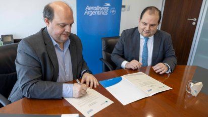 Pablo Ceriani, de Aerolíneas Argentinas, y Enrique Villasenor, de Intelsat.