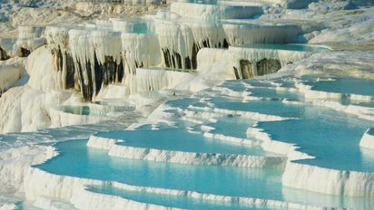 Mega Travel ofrece en esta oportunidad un acercamiento a Pamukkale, uno de los destinos de Turquía en auge por sus cualidades naturales y sus atractivos de origen histórico y cultural.