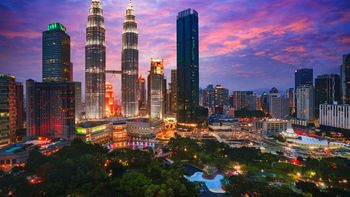 El skyline de Kuala Lumpur, capital de Malasia y ciudad vibrante que cautiva a los viajeros.