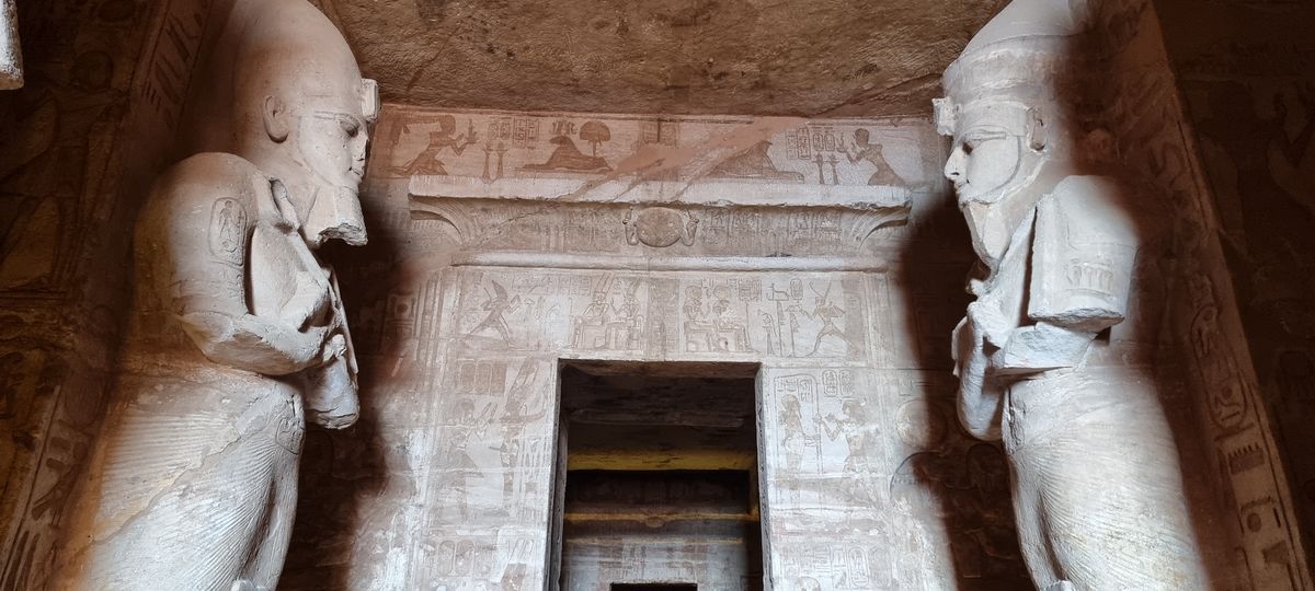 En la región más al sur de Egipto, precisamente la ciudad de Aswan, se ubica el famoso complejo de templos de Abu Simbel.