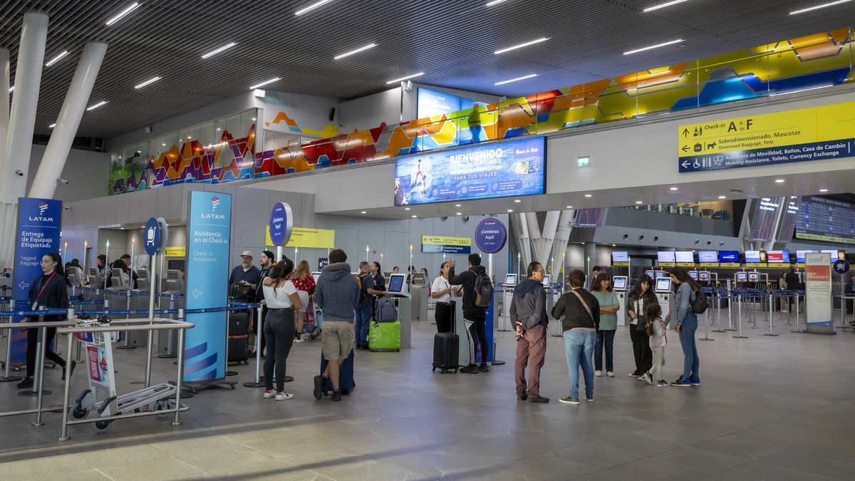 Aeropuerto de Santiago: Manuel Valencia, subgerente de comunicaciones y asuntos públicos, señaló que ha aumentado el número de reportes por agresiones de pasajeros contra el personal.
