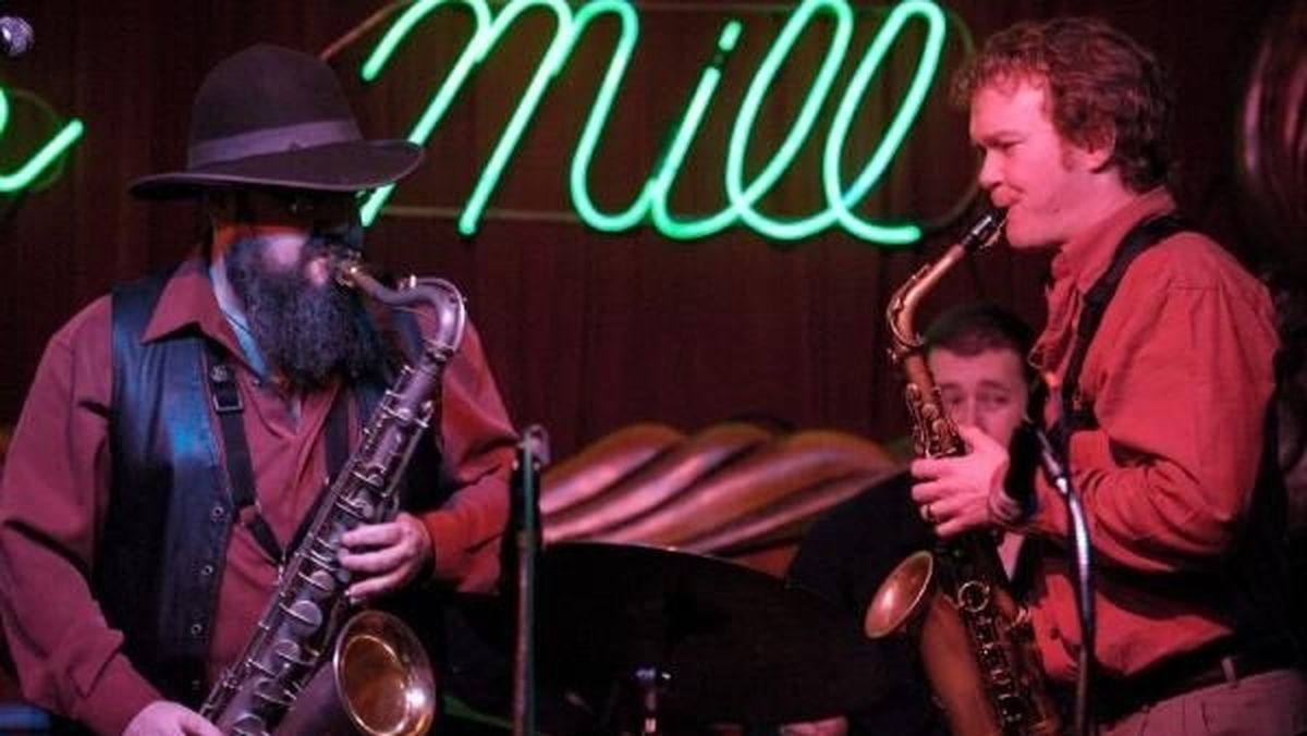 Green Mills Jazz debe estar en tu lista de planes por hacer en Chicago, pues es famoso por presentaciones que incluyen leyendas como Billie Holiday.