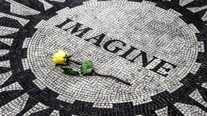 Homenaje de Yoko Ono a John Lennon en el Central Park.