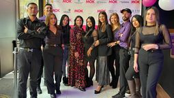 Roció Ramírez, gerente comercial Travel, y Aura Cabrera, directora comercial Travel de Grupo Mok, junto a su equipo.