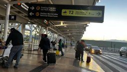 Diferentes estafas y robos se han vivido en el Aeropuerto de Santiago por taxistas piratas.