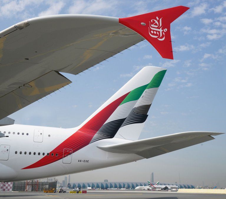 Resumidas en la foto, dos de las principales innovaciones de la nueva librea de los aviones de Emirates Airlines.