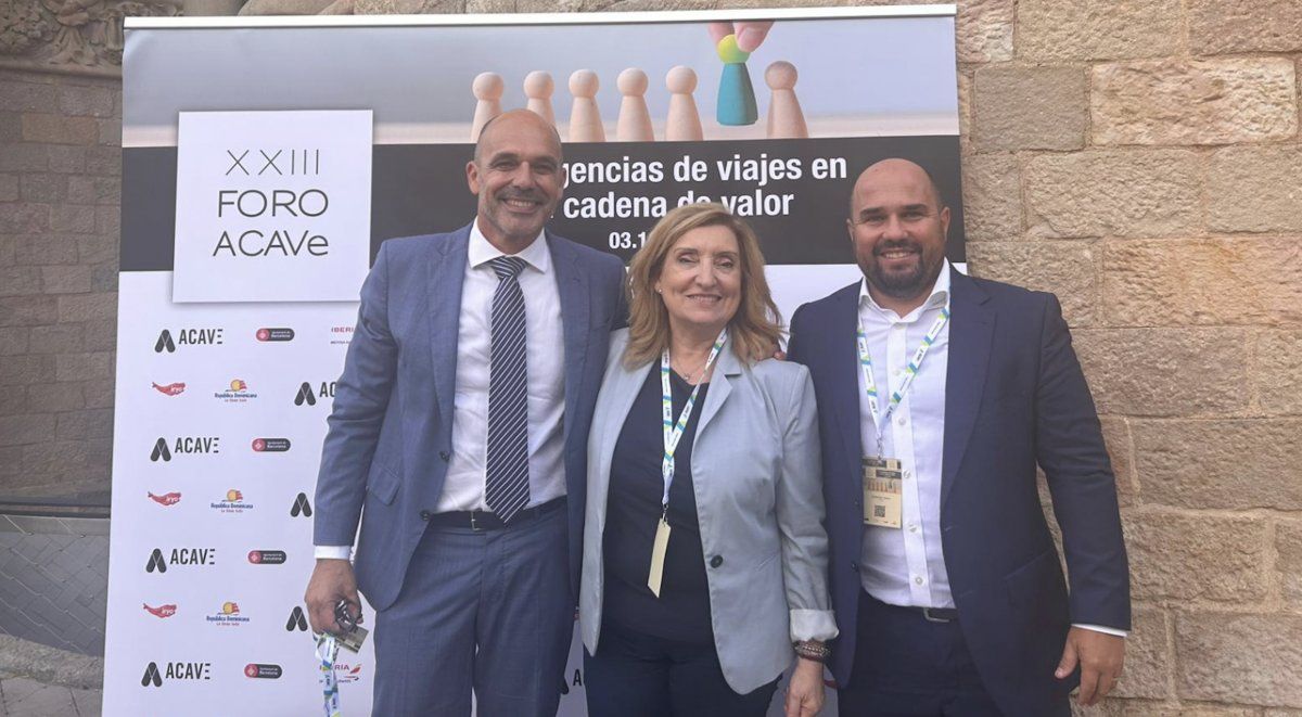 Jordi Marti, presidente de ACAVE; Magda Briet, ejecutiva de cuentas de Iryo y Guillermo Turner, director de ventas de Iryo en el XXIII Foro de ACAVE.