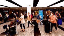 En el aeropuerto de Ezeiza, las autoridades resolvieron expulsar a alrededor de 300 turistas internacionales que se negaron a cumplir la cuarentena obligatoria por el coronavirus.