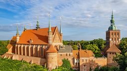 Europamundo: los viajes en Polonia se realizan con guía en español e incluyen desayuno tipo buffet y transporte en bus moderno y confortable.