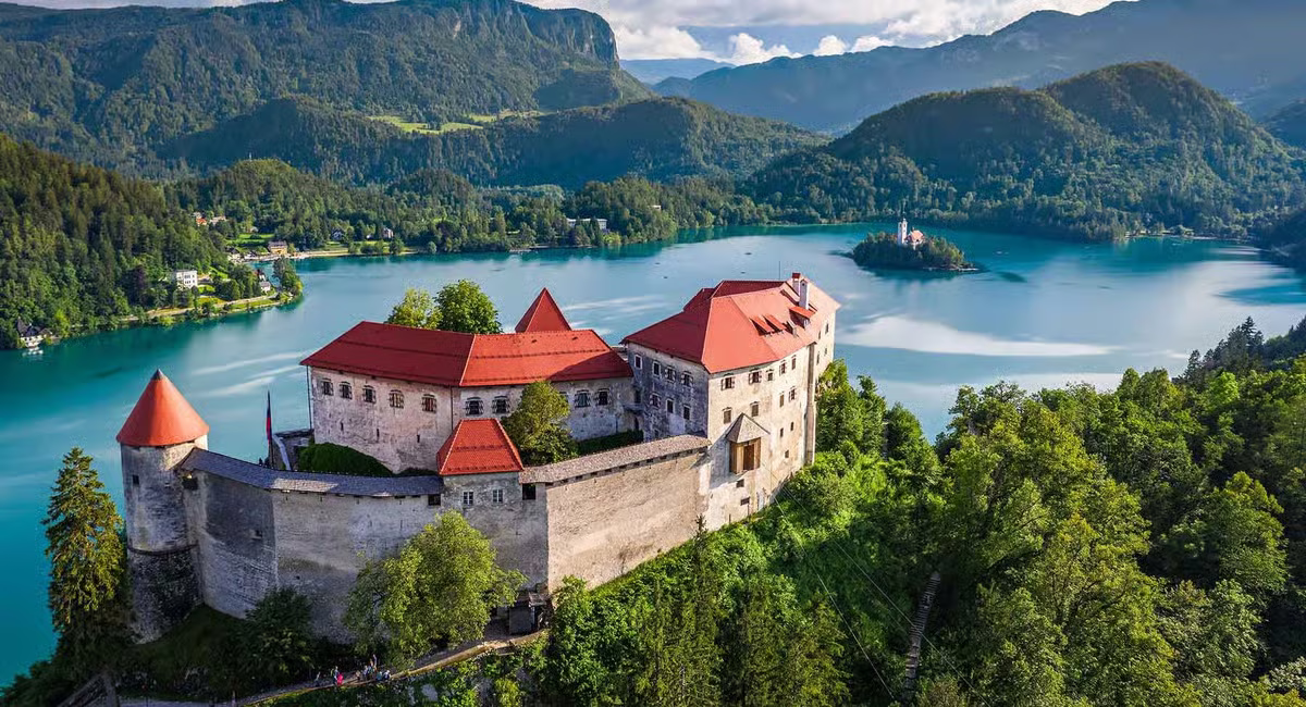 El sereno lago Bled y su castillo, en las cercanía de Liubliana, capital de Eslovenia.