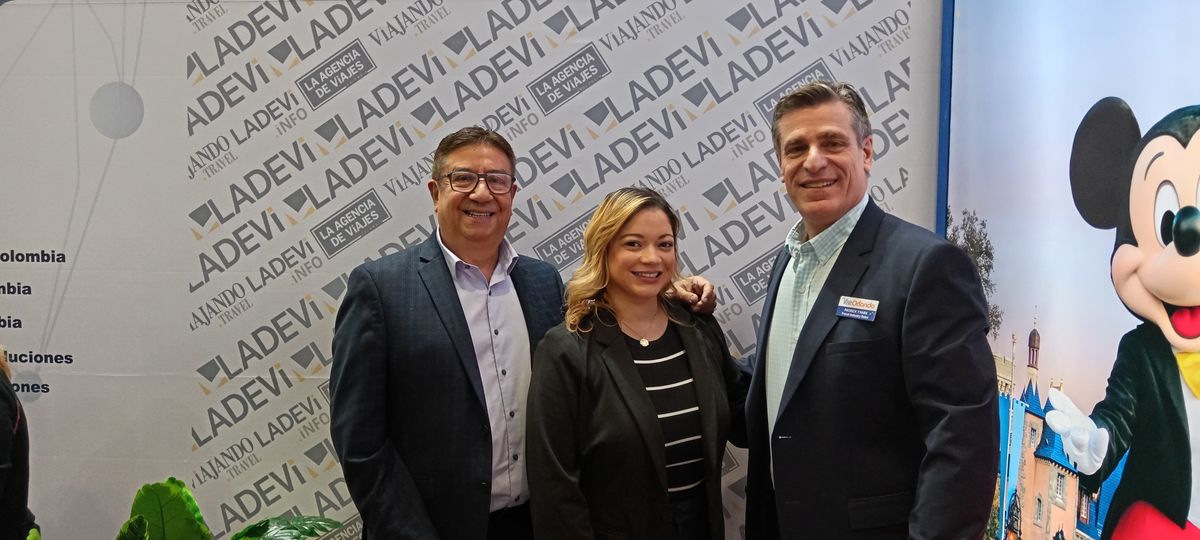 El equipo de Visit Orlando en el stand de Ladevi.