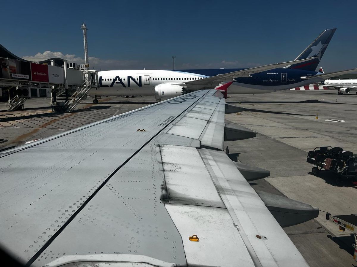Latam Airlines domina el mercado de rutas aéreas entre Santiago - Lima con 56 tramos, a los que se suman un grupo de 23 que no están sujetos a licitación ya que corresponden una ley sellada en el marco de la fusión de la compañía con Tam en el año 2011. - Ladevi Medios y Soluciones Latam Airlines domina el mercado de rutas aéreas entre Santiago - Lima con 56 tramos, a los que se suman un grupo de 23 que no están sujetos a licitación ya que corresponden una ley sellada en el marco de la fusión de la compañía con Tam en el año 2011.