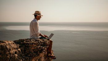 Con el crecimiento del teletrabajo los nómades digitales y profesionales que trabajan remoto se interesan más que nunca en saber cuáles son los destinos en los que mejor se puede realizar esta actividad y por qué razones.&nbsp;