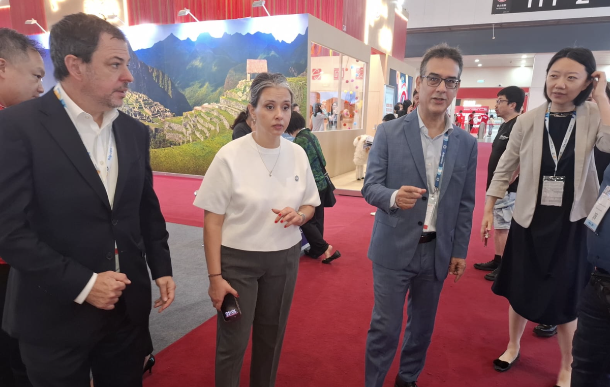 Valent&iacute;n D&iacute;az Gilligan, Presidente del Ente de Turismo de la Ciudad de Buenos Aires, Visit Bue y Consejo Federal de Turismo; y el c&oacute;nsul General de la Rep&uacute;blica Argentina en Shanghai, Luciano Tanto Clement.