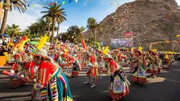 Miles de bailarines, músicos y comparsas llenan de color, música y tradición las calles de Arica durante el Carnaval Andino con La Fuerza del Sol, del 30 de enero al 1 de febrero.