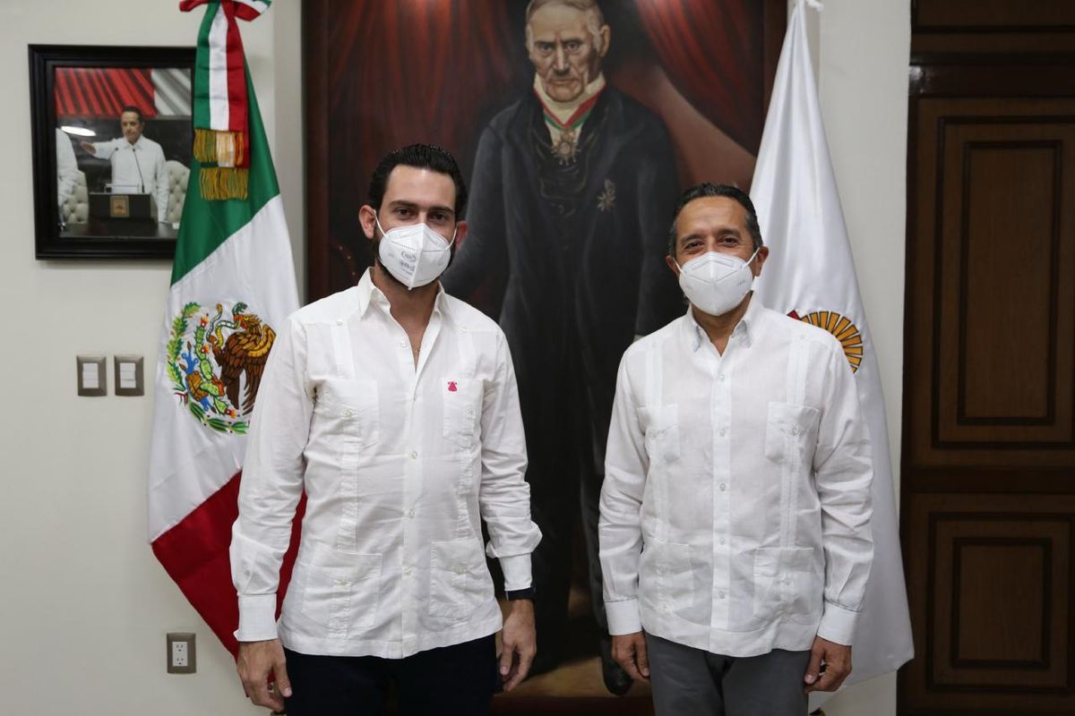 El nuevo secretario de Turismo de Quintana Roo (Sedetur), Bernardo Cueto Riestra; junto a Carlos Joaquín González, gobernador del estado del Caribe mexicano.