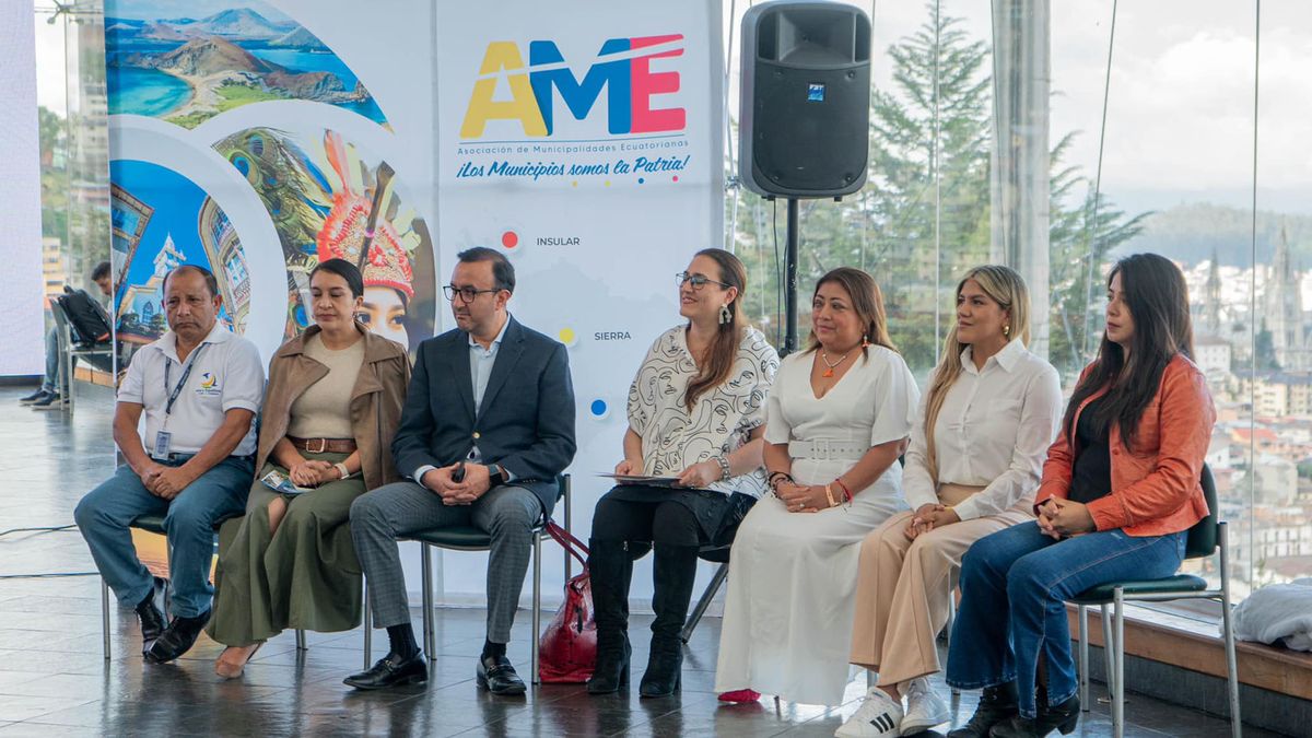 Autoridades de Puerto López, con el apoyo de AME, presentaron el Festival de Avistamiento de Ballenas en Quito. 