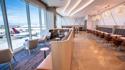 El Delta Sky Club del Aeropuerto Internacional de Los Ángeles, uno de los más grandes del sistema de salas VIP de Delta Air Lines.