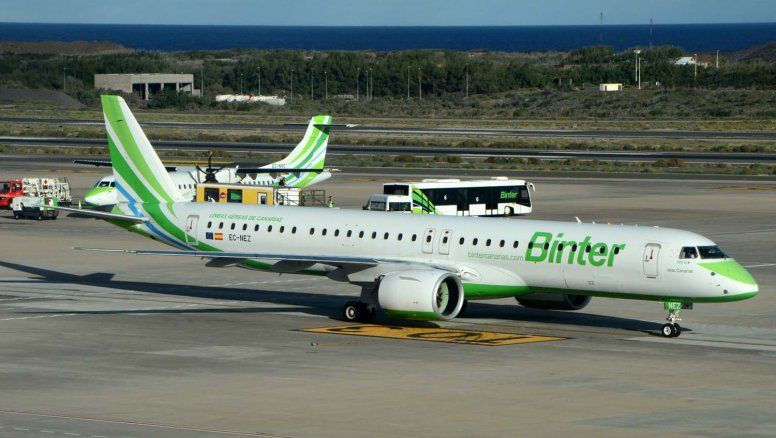 Avión de Binter en el aeropuerto de Gran Canaria.&nbsp;