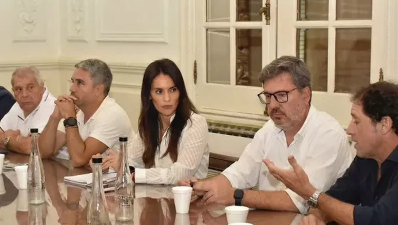 Representantes del Ministerio de Turismo y Deportes de Salta durante la reunión con miembros del sector privado.
