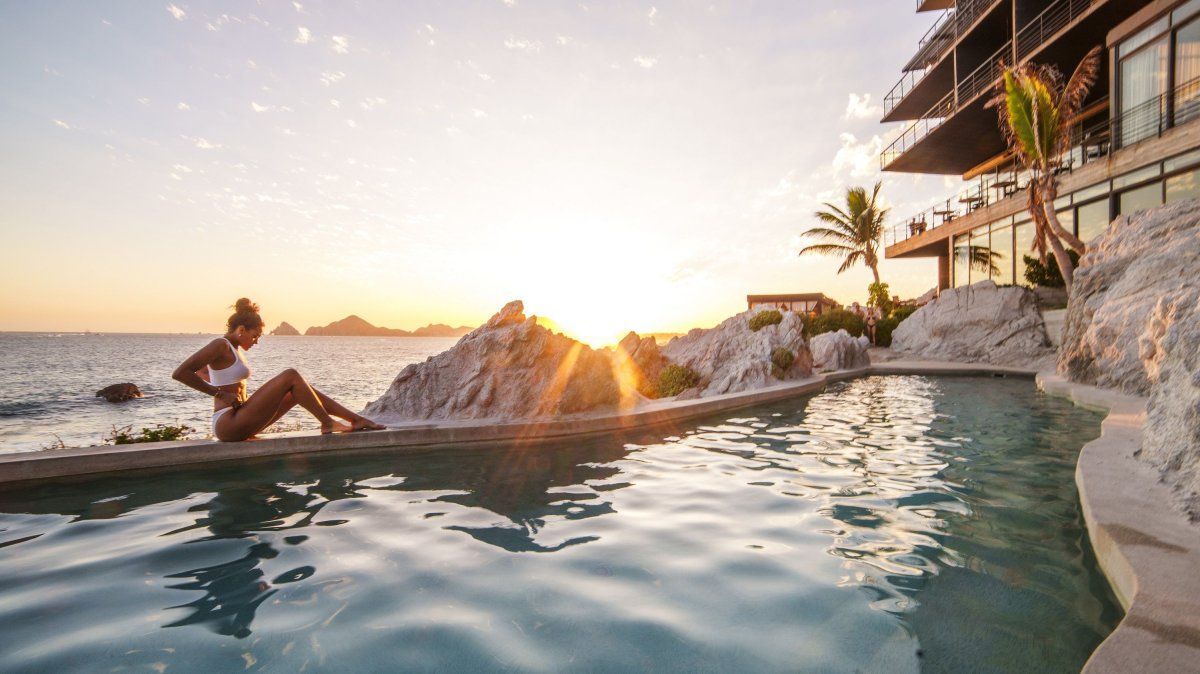 Mujeres que viajan solas en vacaciones: Los Cabos emerge como un destino que reúne seguridad, calidez y experiencias inolvidables.