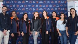 Nicolás Iglesias, Global Marketing Manager de HotelDO; Adriana Gil, directora comercial para Colombia y Perú; Diana Salas, y el equipo de HotelDO en Colombia, durante la jornada de HotelDO The Tour 2026 en el Hotel Bogotá Plaza.