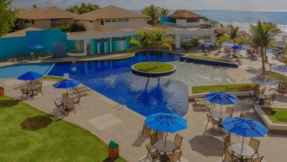 La piscina es protagonista y más atrás se encuentra la playa. Todo a pasos de las habitaciones.