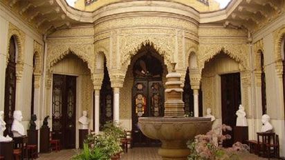 El nombre Alhambra tiene sus orígenes en una palabra árabe que significa&nbsp;castillo rojo o bermellón