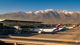 Aeropuerto de Santiago proyecta crecer un 2% en tráfico aéreo con respecto a los 26,5 millones de pasajeros de 2025.