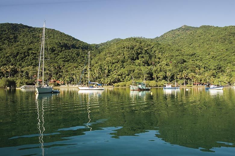 La playa de Saco do Céu debe su nombre a sus aguas calmas que reflejan el cielo como un espejo.