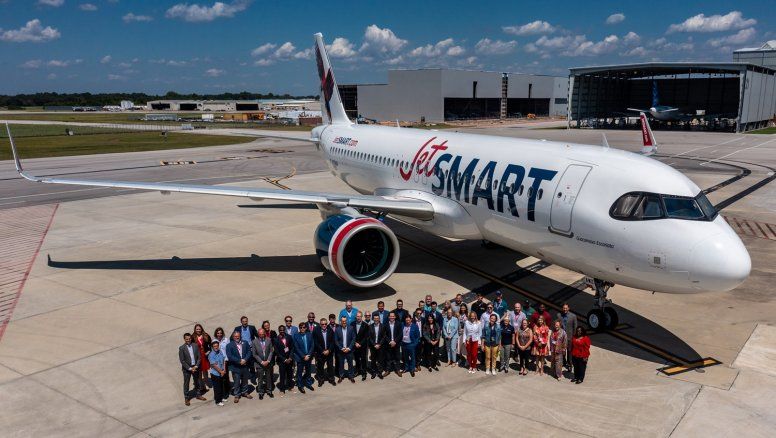 Autoridades de JetSmart, Airbus, del gobierno del Estado de Alabama y de la ciudad de Mobile, posan junto al Guacamayo Escarlata: el avión número 26 de la low cost.