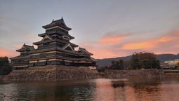 El castillo de Matsumoto es uno de los imperdibles de Japón que se puede conocer gracias a Europamundo.