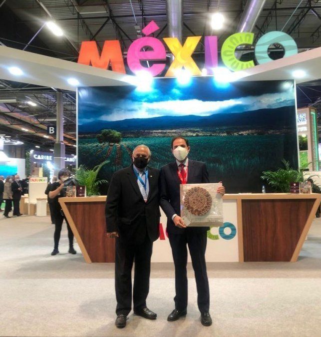 En Fitur, Miguel Torruco Marqu&eacute;s se entrevist&oacute; con el director de la aerol&iacute;nea Iberia, Javier S&aacute;nchez-Prieto.