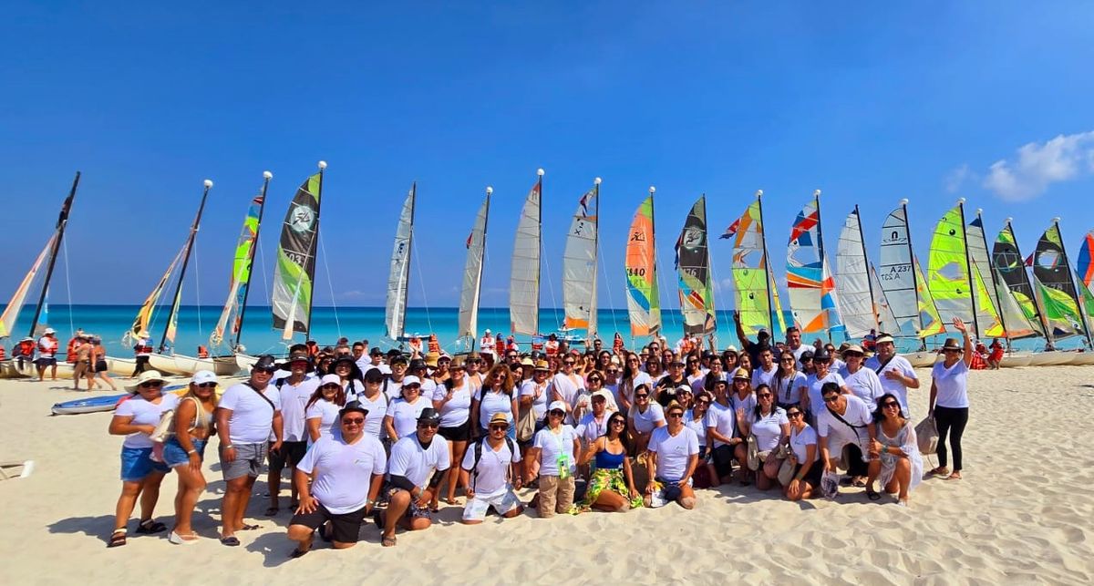 25 catamaranes esperaban a los agentes de viajes para navegar hacia la barrera coralina y practicar snorkel.