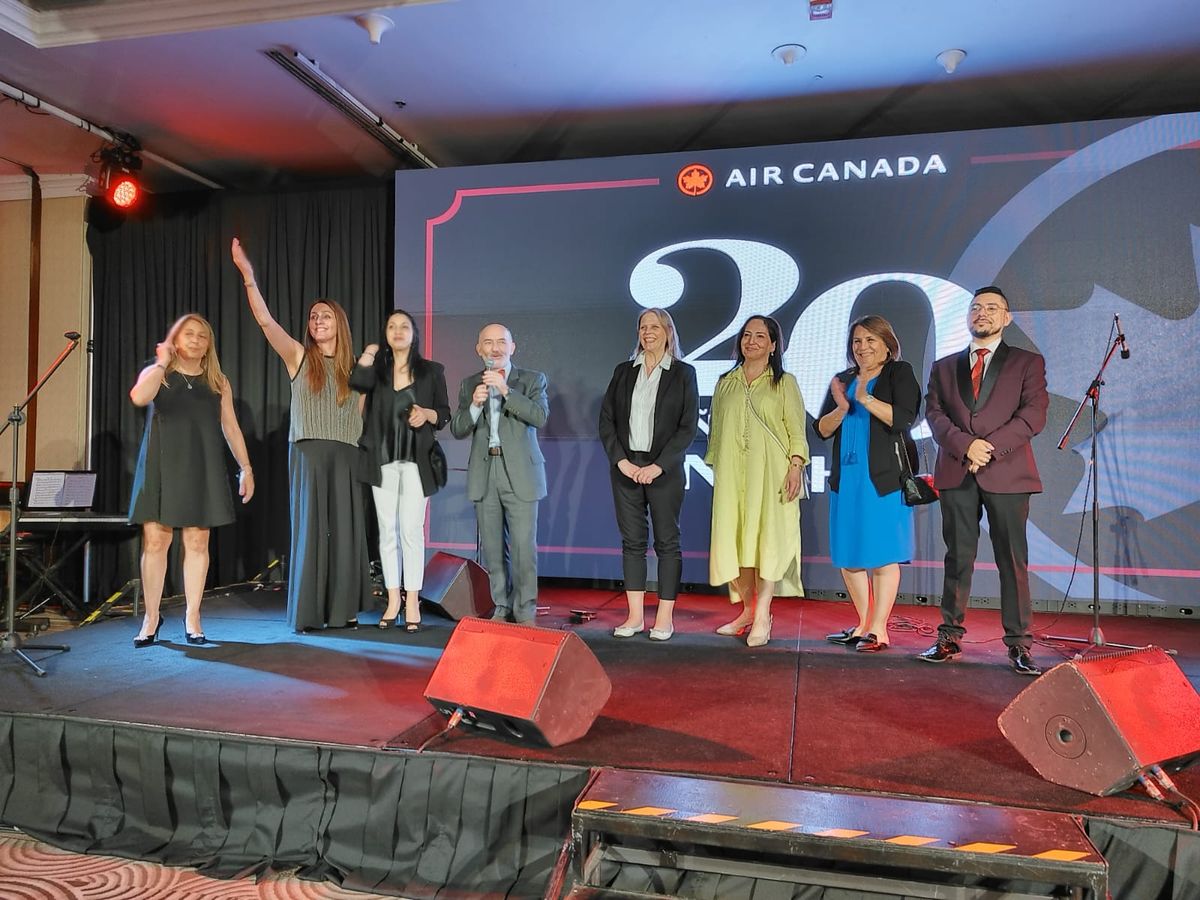 El equipo de Air Canada en Chile celebró los 20 años de la aerolínea en el país. - Ladevi Medios y Soluciones El equipo de Air Canada en Chile celebró los 20 años de la aerolínea en el país.