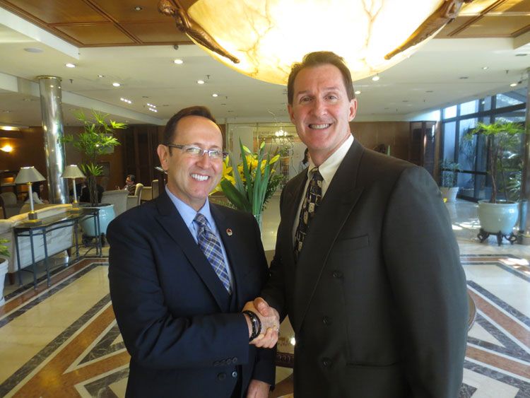 Roberto Girotti y Trip Barrett celebran el acuerdo entre Delta y Starwood