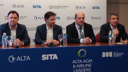 Randall Agüero, gerente de Alianzas de Gol; Celso Ferrer, CEO de Gol; Pablo Ceriani, CEO de Aerolíneas Argentinas y Fabián Lombardo, gerente Comercial y de Red de Aerolíneas Argentinas.