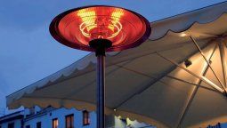 Equipamiento de restaurantes: Estufa Exterior Heater PH-21, que permite a los clientes disfruta de una mesa al aire libre en cualquier época de año.