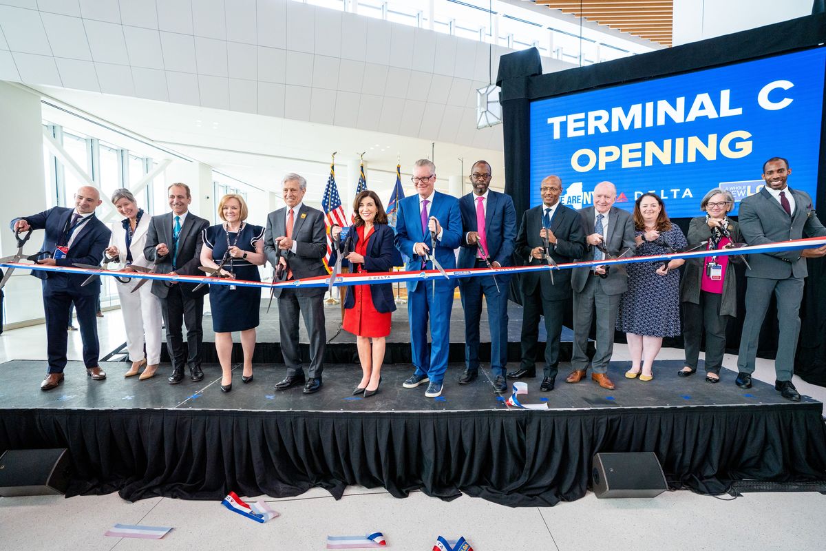 Ed Bastian, CEO de Delta, y Kathy Hochul, gobernadora de Nueva York, encabezaron el acto de corte del listón que dejó inauguradas las obras de expansión de la aerolínea en LGA.