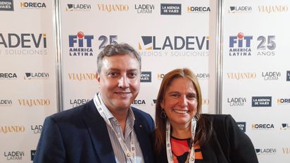 Renato Poloni, CEO y fundador de Nemo; y Roxana Gareri, assistant director de Price Surfer; en la Feria Internacional de Turismo de América Latina.