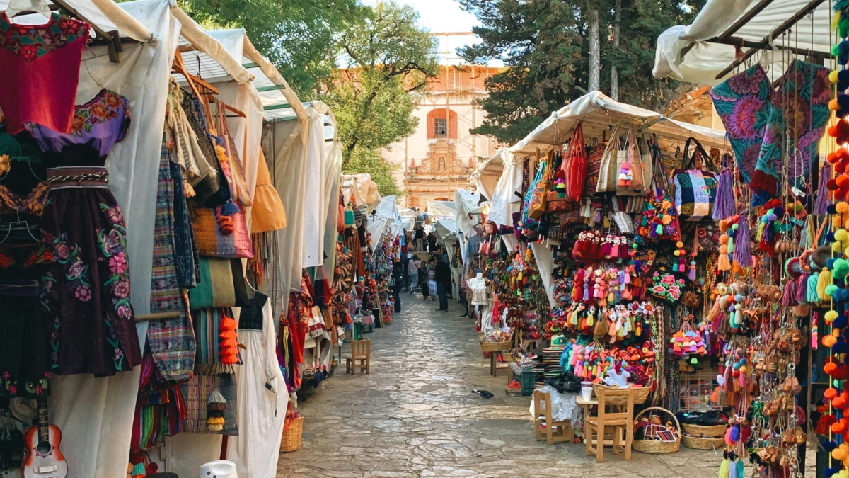 San Cristóbal de las Casas conquista entre pintorescas callejuelas, tranquilas plazas y mercados de artesanías.
