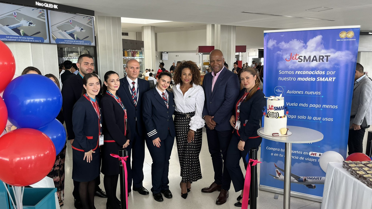 Equipo de JetSmart junto a Mabel Lara, secretaria de Turismo de Santiago de Cali.&nbsp;