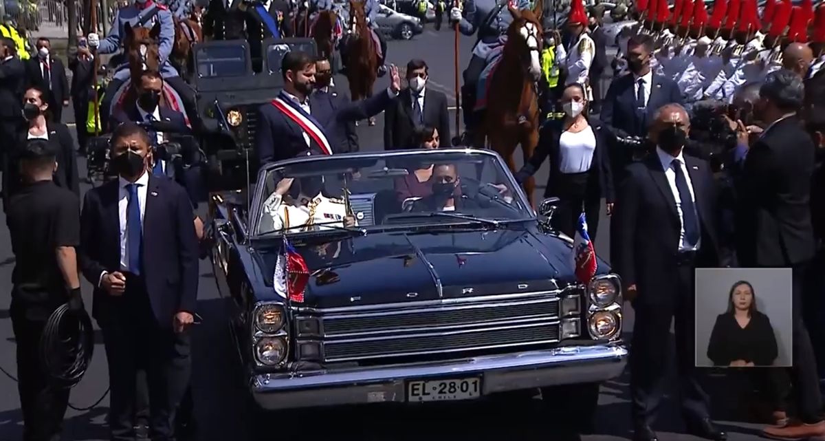 En uno de los simbolismos, Gabriel Boric escogió a una mujer para conducir el mítico Ford Galaxie presidencial.  