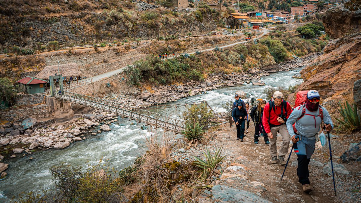 El Camino Inca guarda una fuerza que se percibe desde el primer tramo entre las montañas de los Andes sudamericanos. La ruta fue trazada en época inca y conduce a Machu Picchu por su entrada ceremonial original. El Camino Inca guarda una fuerza que se percibe desde el primer tramo entre las montañas de los Andes sudamericanos. La ruta fue trazada en época inca y conduce a Machu Picchu por su entrada ceremonial original.