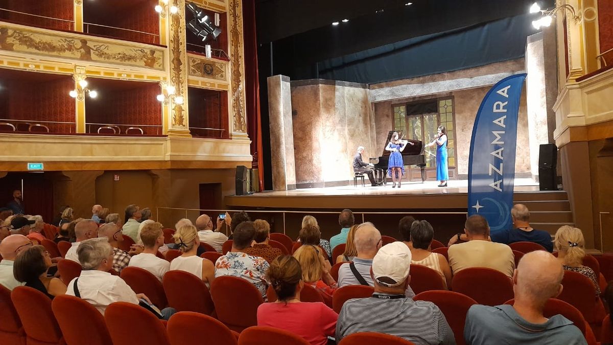 En el AzAmazing Day Siracusa de Azamara, el intermezzo de Cavalleria Rusticana fue interpretado con piano y violín en el Teatro Municipal.
