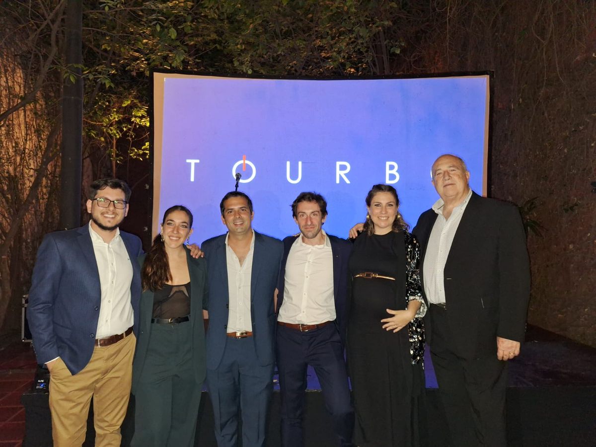 Juan Manuel Peralta, co-fundador de Folcode; junto a Sofía Tessarolo, especialista en Marketing de Carnival Tours; Juan Pablo Boti, encargado de Producto de Carnival Tours; Luciano Tessarolo, director de Carnival Tours; Ornella Tessarolo, directora de Carnival Tours; y Marcelo Tessarolo, fundador de Carnival Tours.