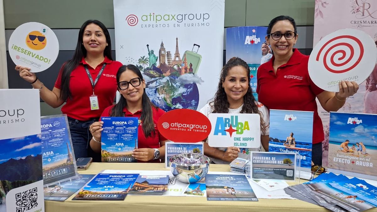 Sofía Zegarra y Flor Lagos, de Atipax, Jessica Lara, de la Oficina de Turismo de Aruba y Janicce Velit, de Atipax.
