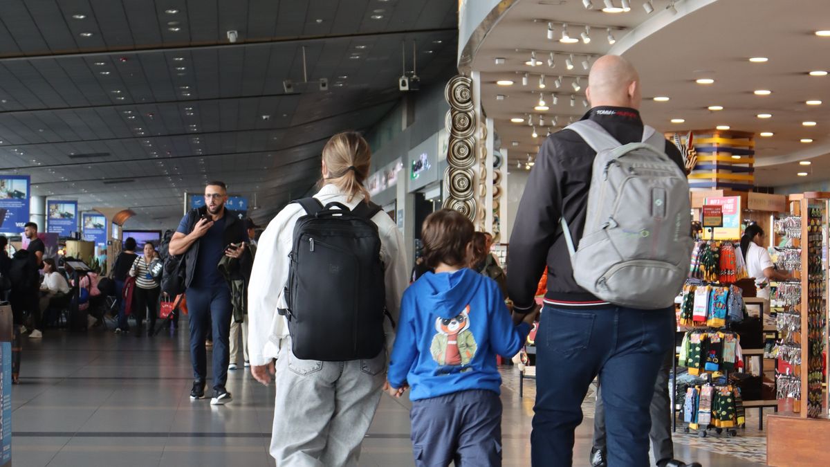 Migración Colombia detectó varios niños impedidos de viajar en 2025 por permisos incompletos o documentos falsos.